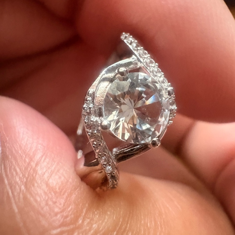 Elegant Silver Ring with Clear Gemstone